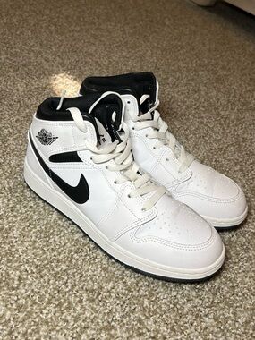 Nike Air Jordan Mid-Top Youth Sneakers in White/Black Size 6Y